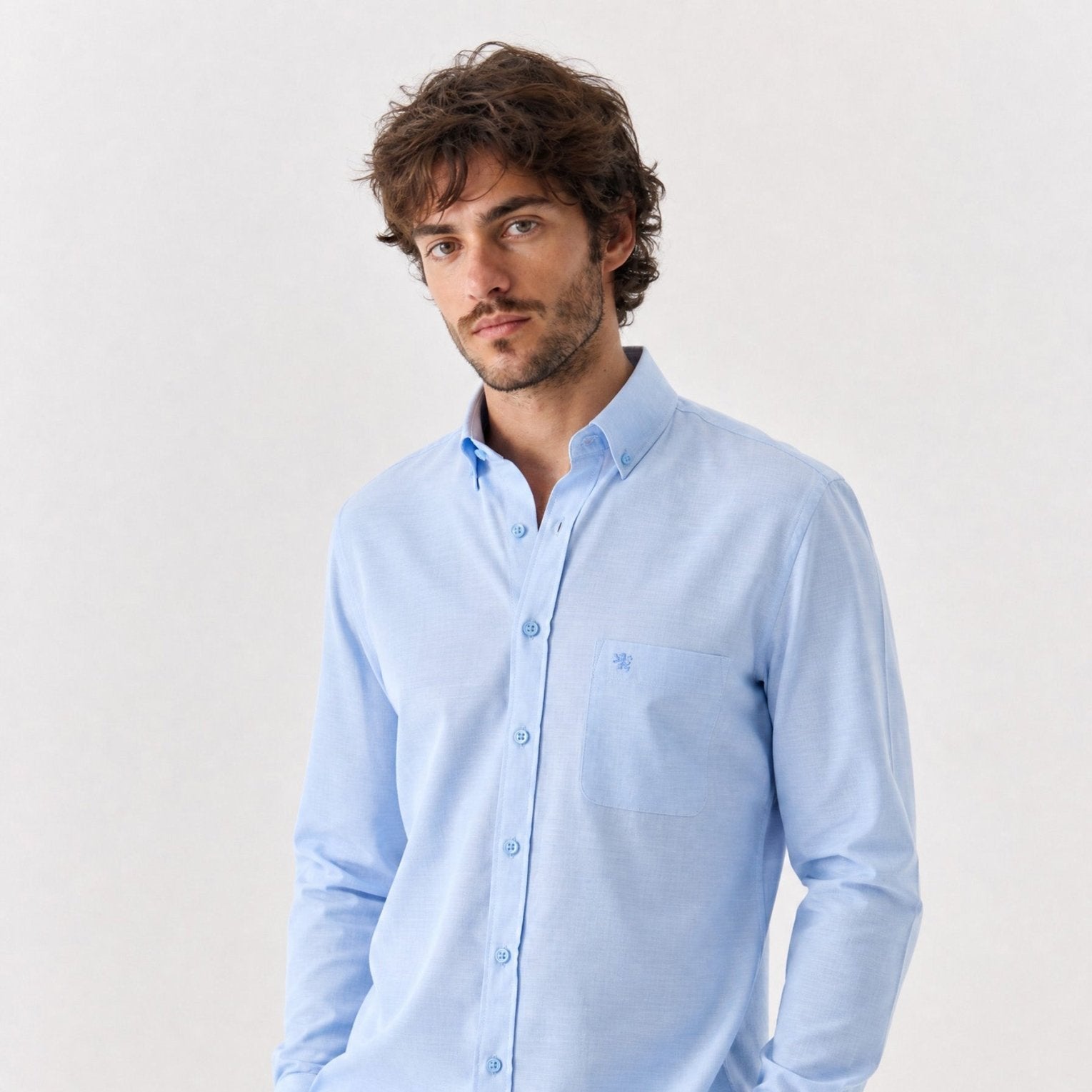 Manchester camisa casual de algodón y poliéster azul cielo de manga larga con cuello button down y bolsillo, en modelo, para hombre