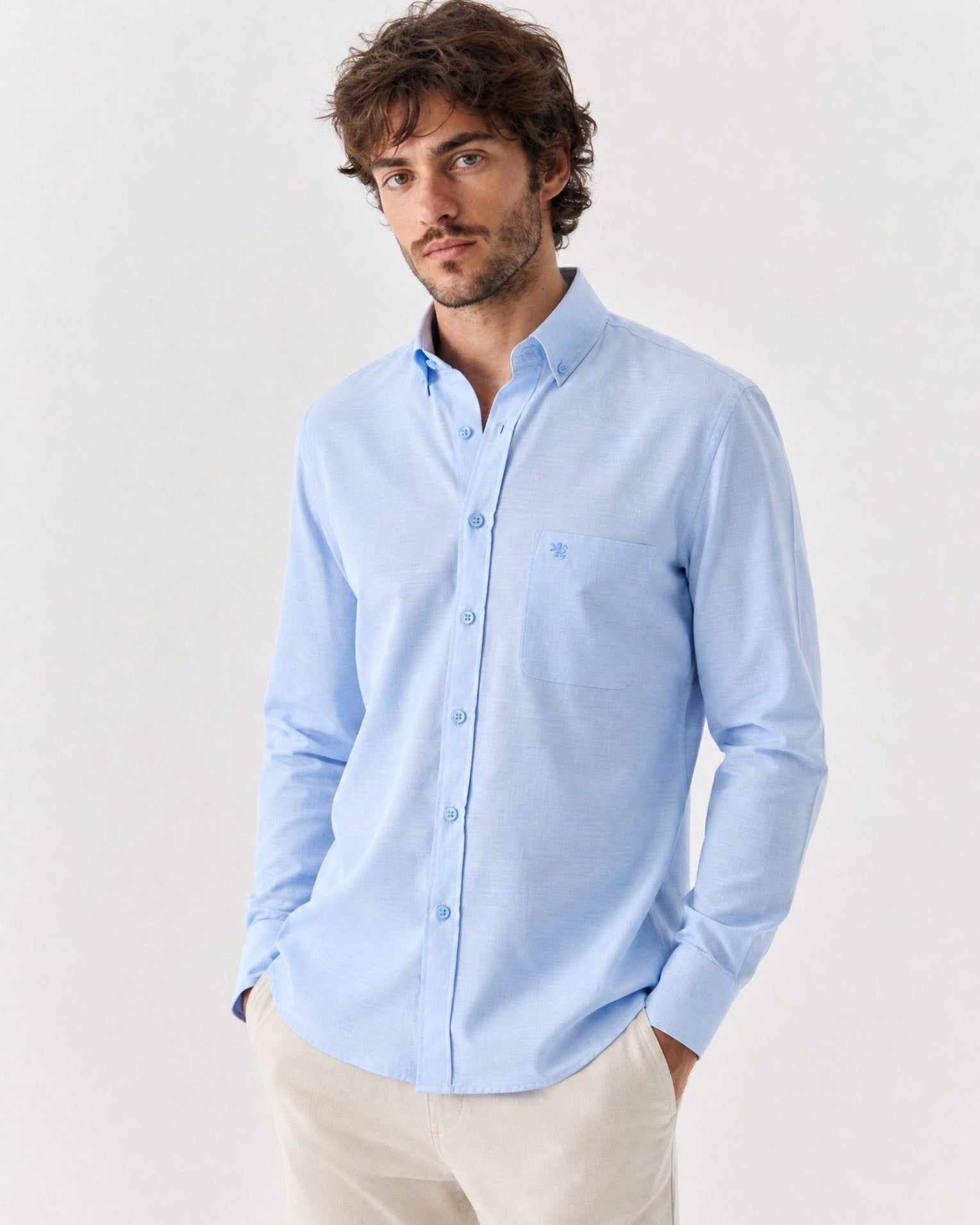 Manchester camisa casual de algodón y poliéster azul cielo de manga larga con cuello button down y bolsillo, en modelo, para hombre
