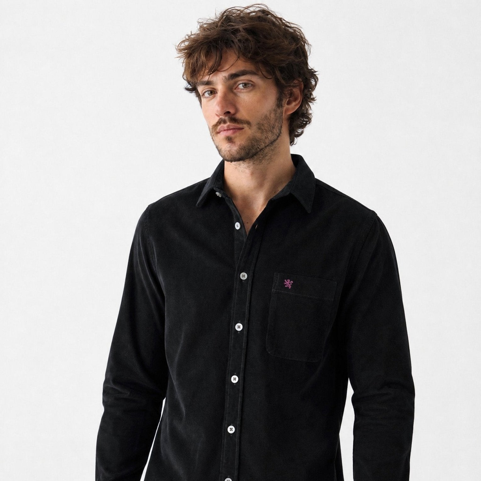 Manchester camisa de micropana de algodón negra de manga larga con bolsillo, en modelo, para hombre
