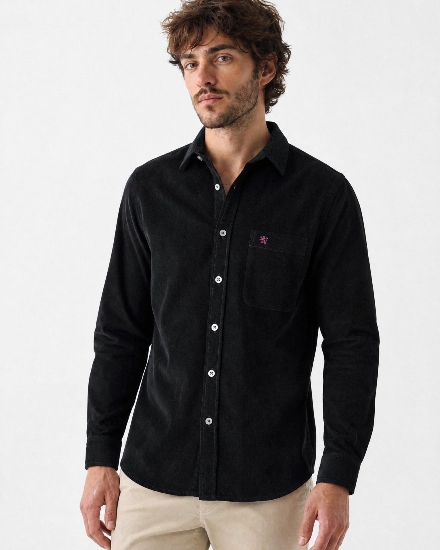 Manchester camisa de micropana de algodón negra de manga larga con bolsillo, en modelo, para hombre