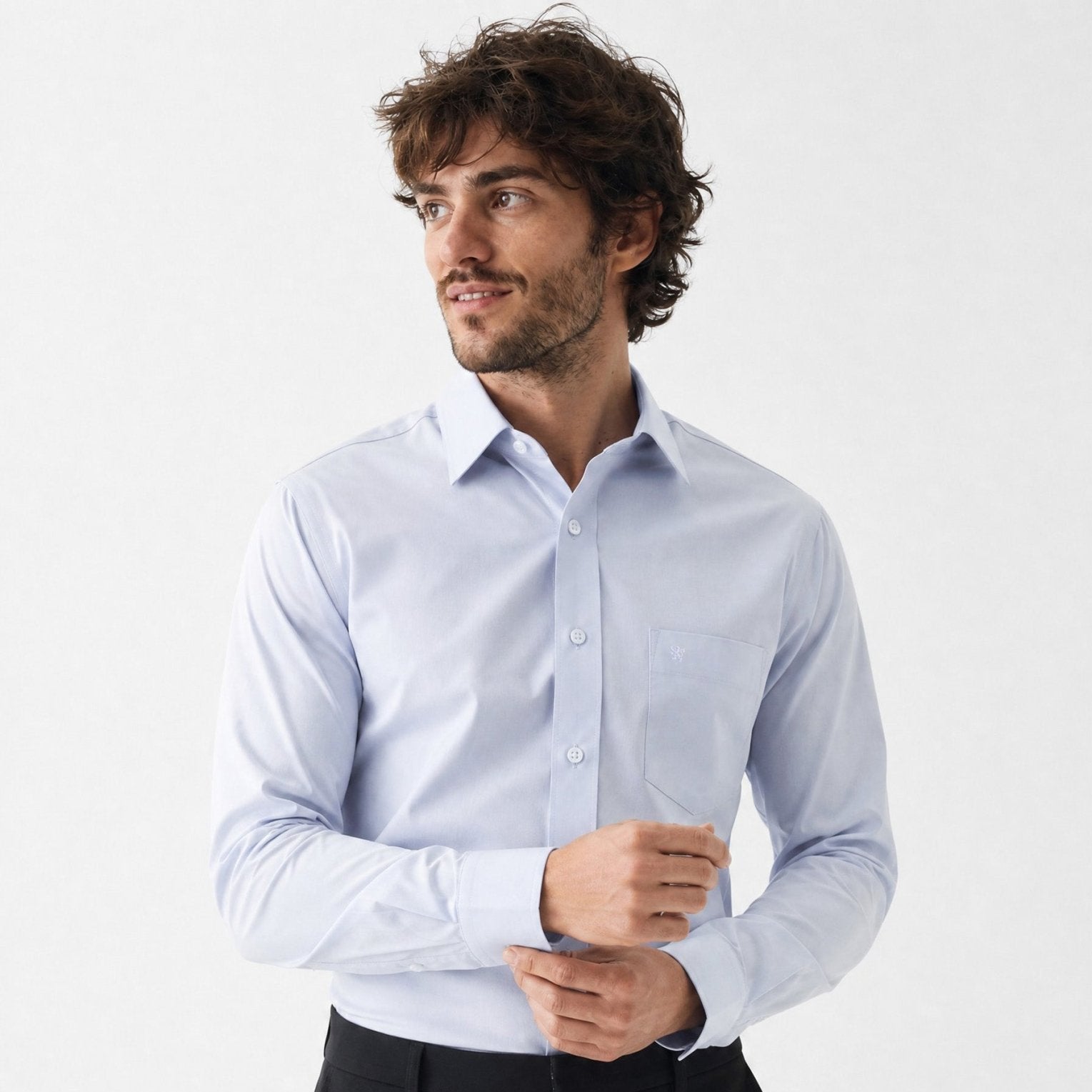 Manchester camisa de vestir slim fit azul cielo de manga larga con puño convertible, en modelo, para hombre
