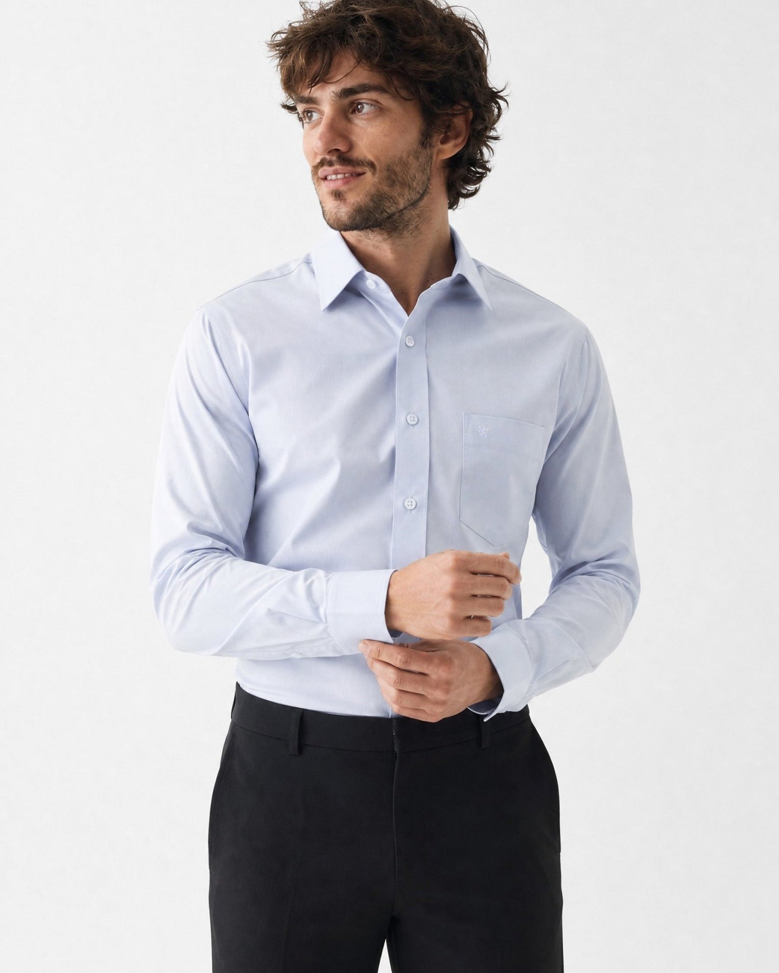 Manchester camisa de vestir slim fit azul cielo de manga larga con puño convertible, en modelo, para hombre