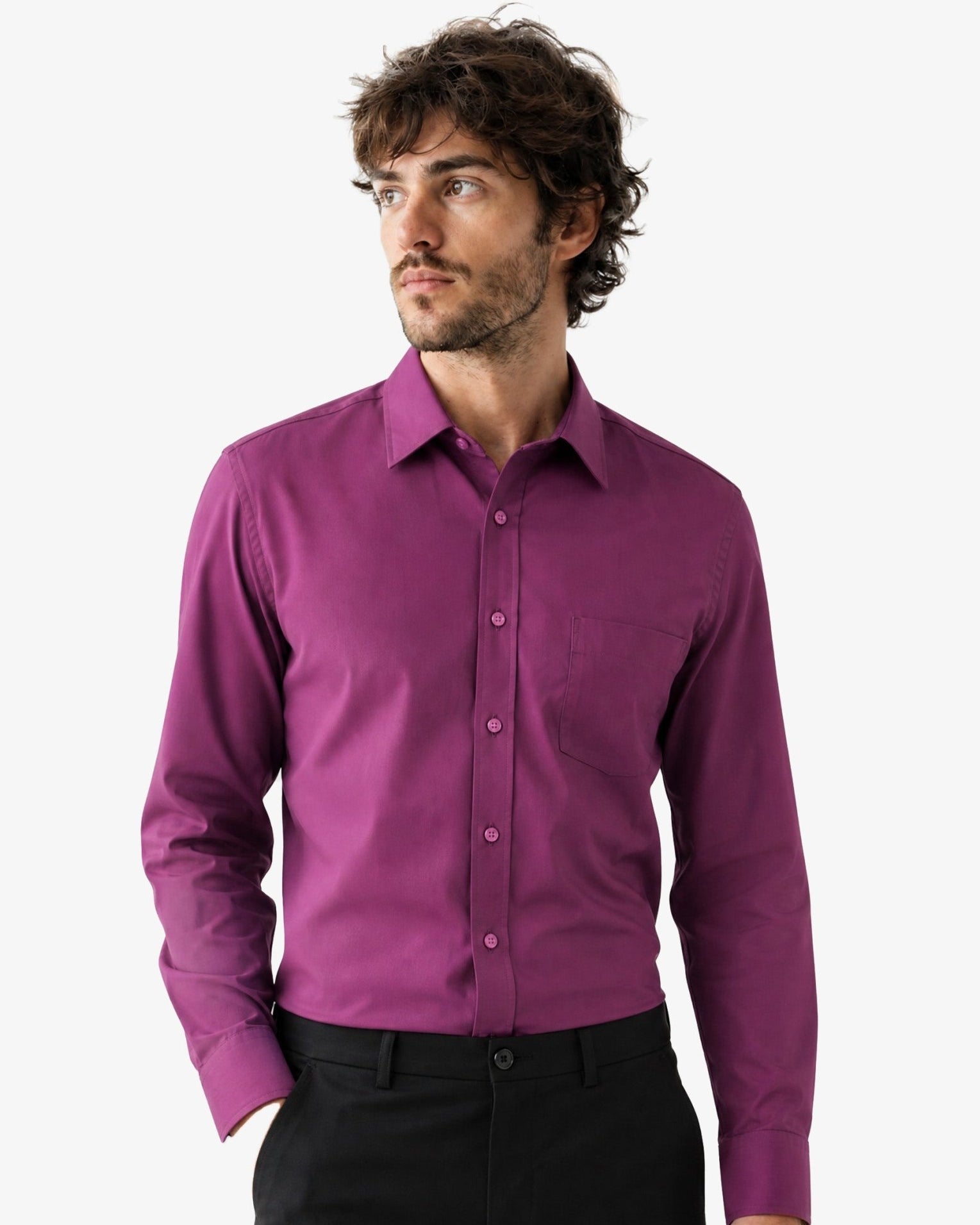 Manchester camisa de vestir de manga larga color magenta con bolsillo, en modelo de frente, para hombre