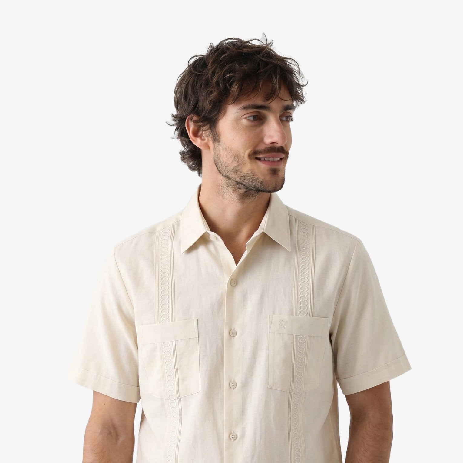 Manchester Guayabera Corta con Bordado de Circulos Cuatro Bolsas color arena para hombre