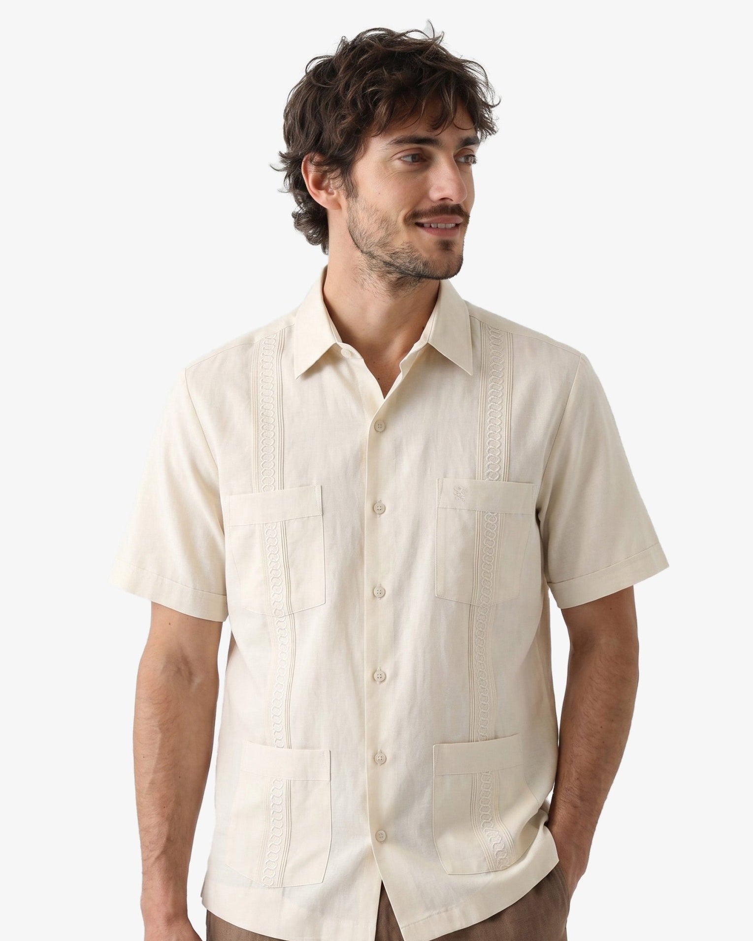 Manchester Guayabera Corta con Bordado de Circulos Cuatro Bolsas color arena para hombre