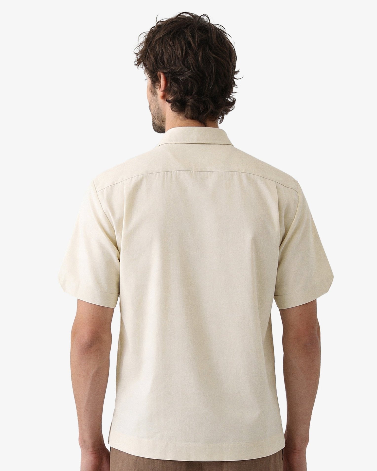Manchester Guayabera Corta con Bordado de Circulos Cuatro Bolsas color arena para hombre
