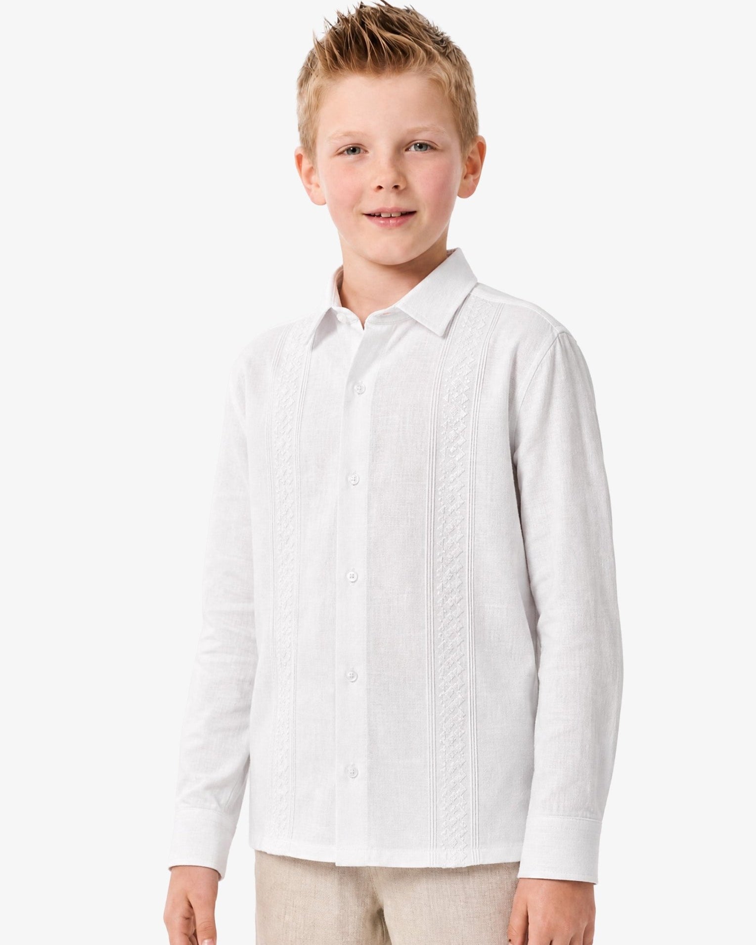 Manchester Junior Guayabera Bordado color blanco para niño