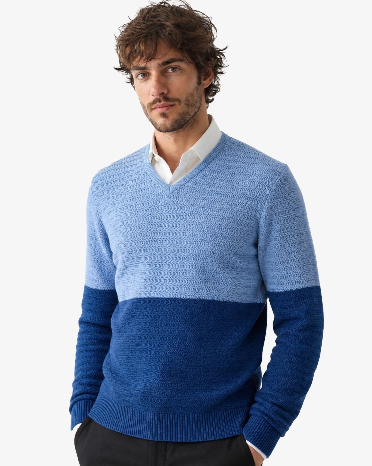 Manchester Suéter Cuello V Bicolor en Mezcla de Lana y Acrílico color azul jaspe para hombre