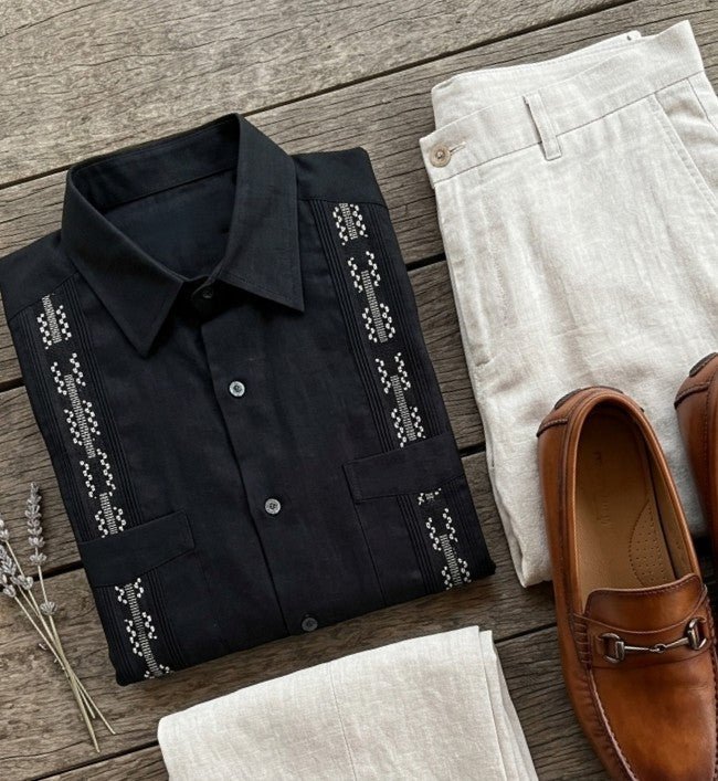 Cómo combinar una guayabera negra, gris y de tonos oscuros