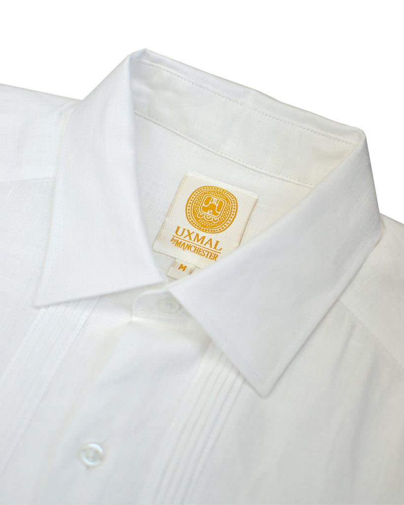 Guayabera de Lino Manga Larga Blanca Detalle de Cuello