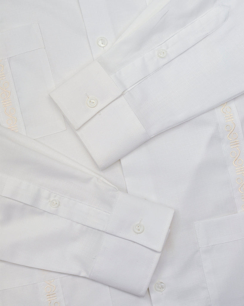 {"altText": "Manchester Guayabera Capri Slim Fit en Algod\u00f3n y Poli\u00e9ster Manga Larga con Alforzas y Pu\u00f1o Convertible Vista Manga", "color": "BLANCO", "url": "https://cdn.shopify.com/s/files/1/0762/6925/7013/files/3340O_BLANCO_5_09687247-4ee5-4732-a354-2f67fbf8b120.jpg?v=1701805573"}