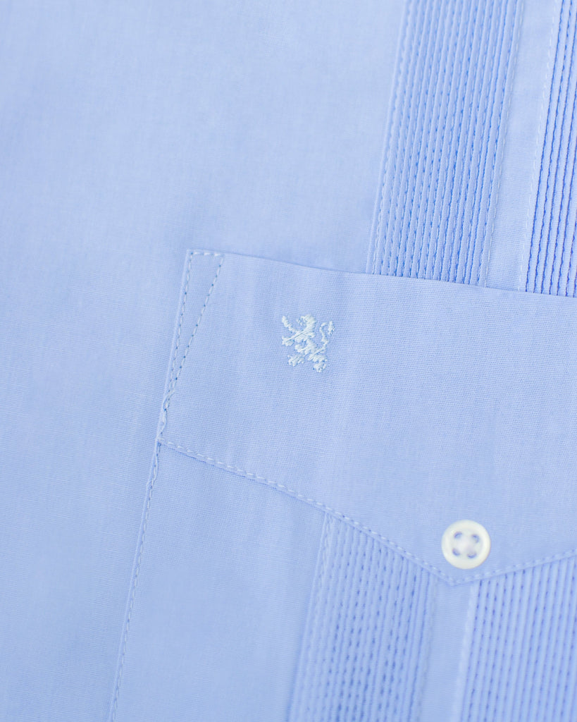 {"altText": "Guayabera Manchester Logo Leon Bordado en Azul", "color": "AZUL", "url": "https://cdn.shopify.com/s/files/1/0762/6925/7013/files/3430-U_-3.jpg?v=1693426539"}