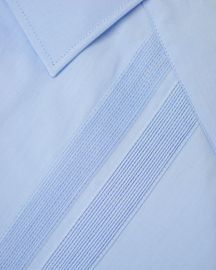 {"altText": "Guayabera Manchester Alforza Tradicional bajo el Cuello", "color": "AZUL", "url": "https://cdn.shopify.com/s/files/1/0762/6925/7013/files/3430-U_-6.jpg?v=1693426539"}