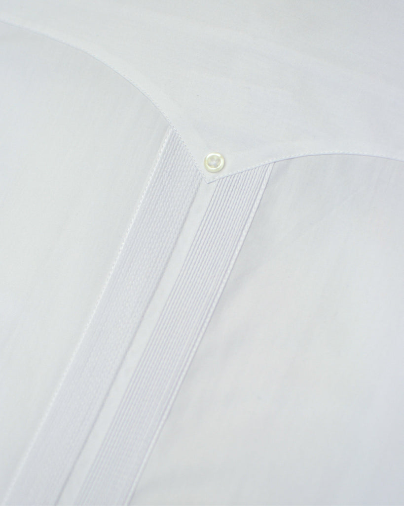 {"altText": "Guayabera Manchester Alforza Trasera Bordada", "color": "BLANCO", "url": "https://cdn.shopify.com/s/files/1/0762/6925/7013/files/3430-U_BLANCO_-6.jpg?v=1693432261"}