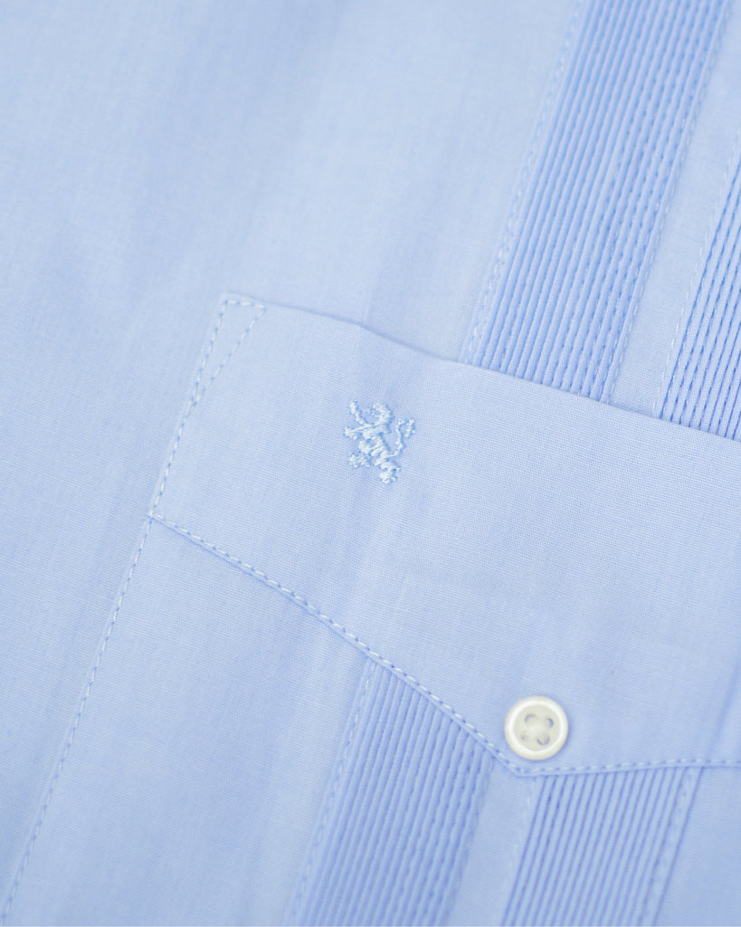 {"altText": "Manchester Guayabera Logo Leon Bordado en Bolsillo Superior", "color": "AZUL", "url": "https://cdn.shopify.com/s/files/1/0762/6925/7013/files/3431-H_Azul_-3.jpg?v=1693432361"}