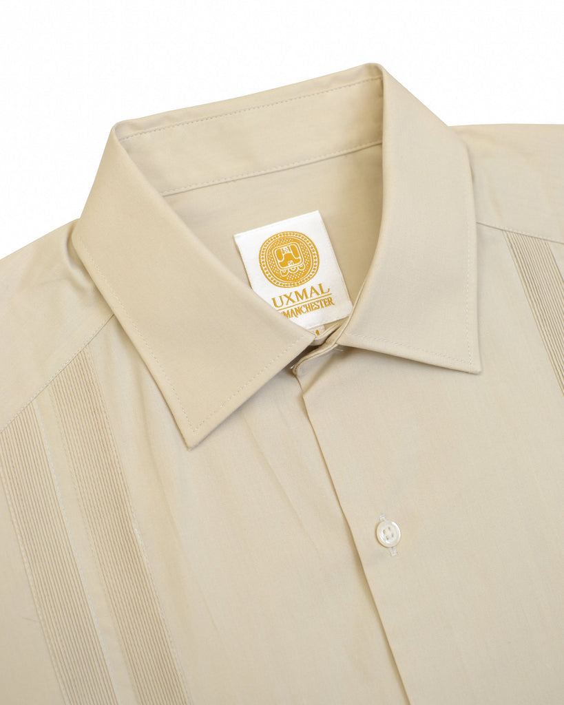 {"altText": "Manchester Guayabera Regular Fit Algod\u00f3n y Poli\u00e9ster Vista de Cuello Frontal en Arena\ta", "color": "ARENA", "url": "https://cdn.shopify.com/s/files/1/0762/6925/7013/files/3432-B_Arena_3.jpg?v=1705076268"}