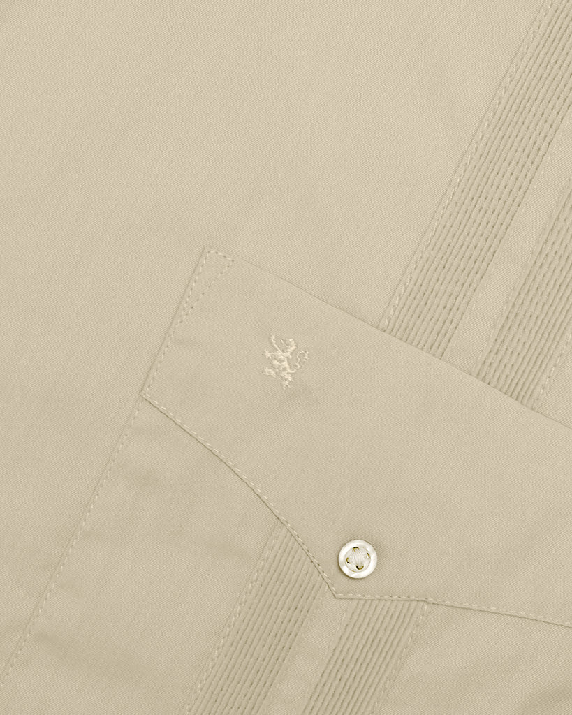 Manchester Guayabera Regular Fit Algodón y Poliéster Vista Logo Bordado en Arena