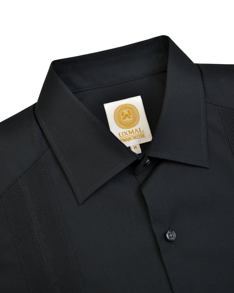 {"altText": "Manchester Guayabera Regular Fit Algod\u00f3n y Poli\u00e9ster Vista de Cuello Frontal en Negro", "color": "NEGRO", "url": "https://cdn.shopify.com/s/files/1/0762/6925/7013/files/3432-B_Negro_3.jpg?v=1704407900"}