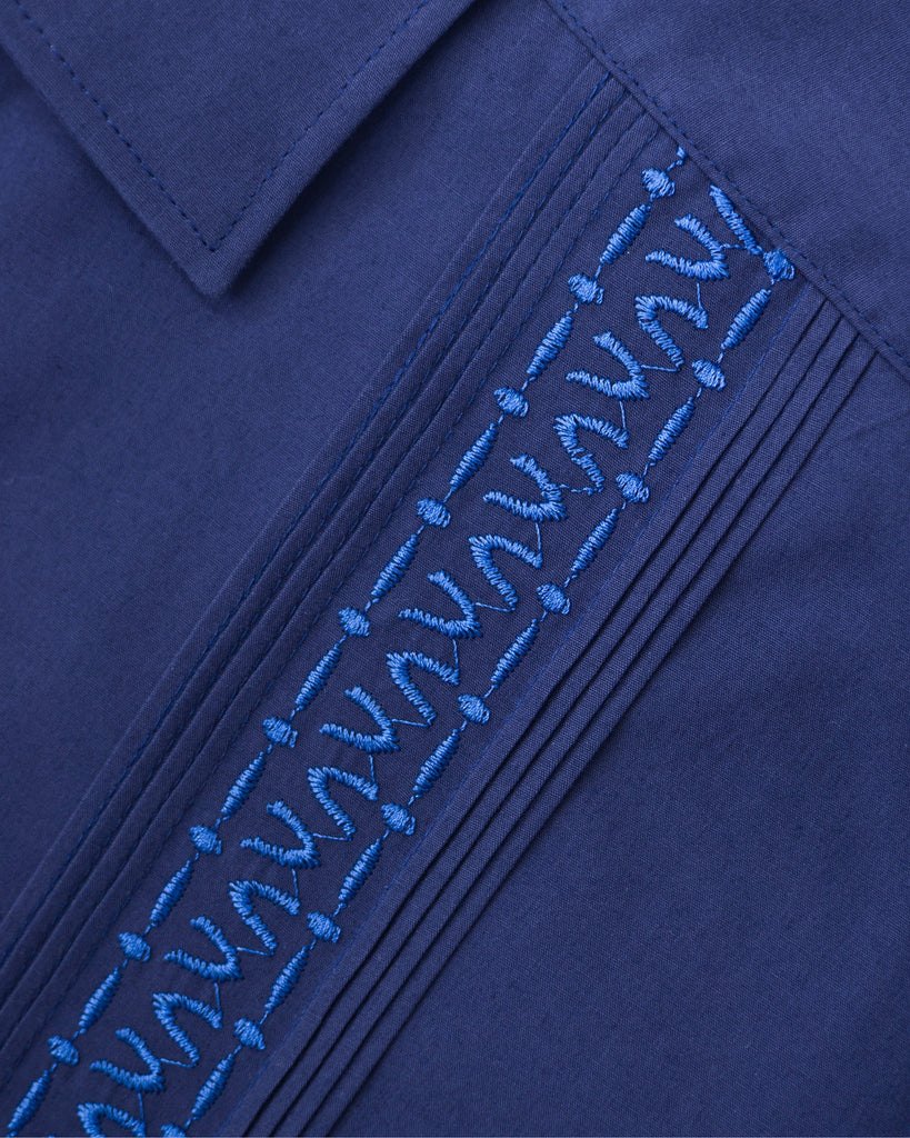 {"altText": "Manchester Guayabera Alforzas Clasicas Bordadas con Dise\u00f1o", "color": "MARINO", "url": "https://cdn.shopify.com/s/files/1/0762/6925/7013/files/45411-D_-4.jpg?v=1696459955"}