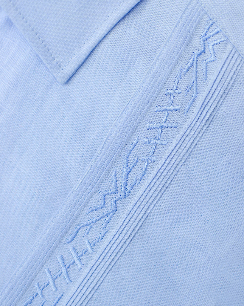 {"altText": "Vista Alforza Bordada con dise\u00f1o Manchester Guayabera Lino", "color": "AZUL", "url": "https://cdn.shopify.com/s/files/1/0762/6925/7013/files/45514-E_--4.jpg?v=1696460063"}