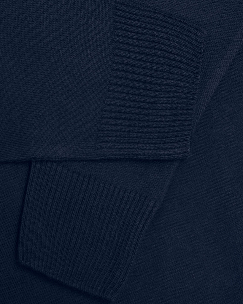 Manchester Sueter Marino Cuello con Botones Slim Fit Vista de Mangas