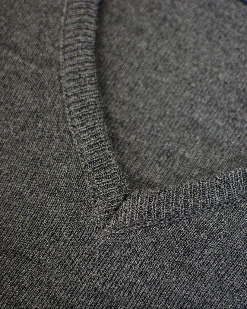 {"altText": "Su\u00e9ter Manchester Gris Oxford Cuello V", "color": "GRIS OXFORD", "url": "https://cdn.shopify.com/s/files/1/0762/6925/7013/files/7094-A_gris_5.jpg?v=1693434861"}