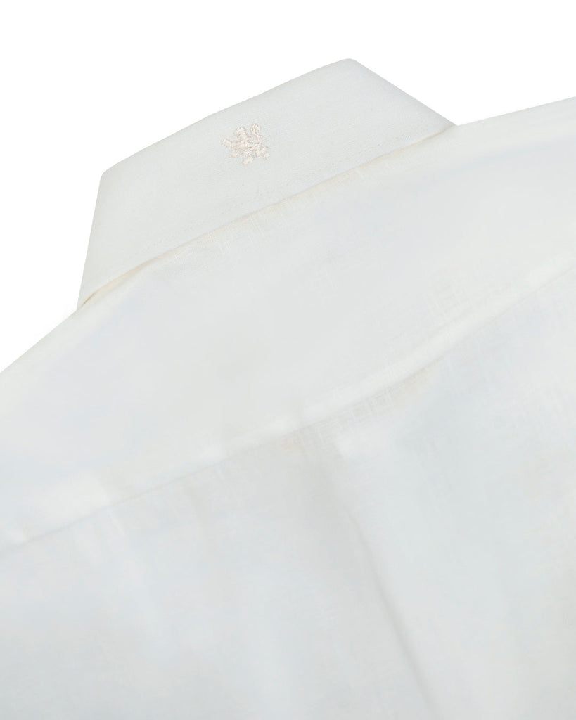 {"altText": "Manchester Junior Guayabera de Lino Manga Larga Vista Trasera de Cuello en Blanco", "color": "BLANCO", "url": "https://cdn.shopify.com/s/files/1/0762/6925/7013/files/8132M_BLANCO_6.jpg?v=1701706184"}