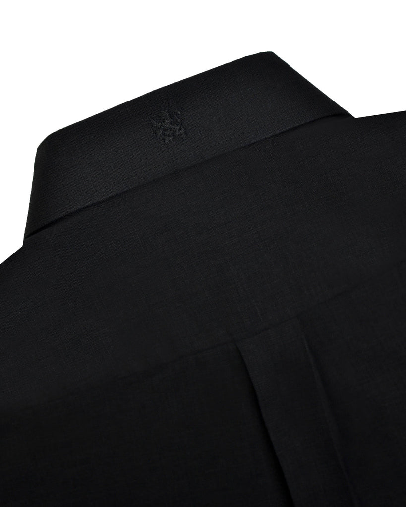 {"altText": "Manchester Junior Guayabera de Lino Manga Larga Vista Trasera de Cuello en Negro", "color": "NEGRO", "url": "https://cdn.shopify.com/s/files/1/0762/6925/7013/files/8132M_NEGRO_6.jpg?v=1701444491"}