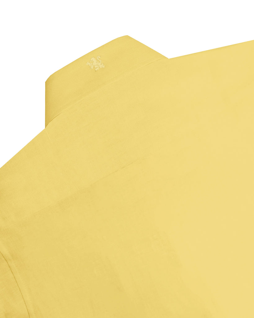 Manchester Junior Guayabera de Lino Manga Larga Vista Trasera de Cuello en Amarillo