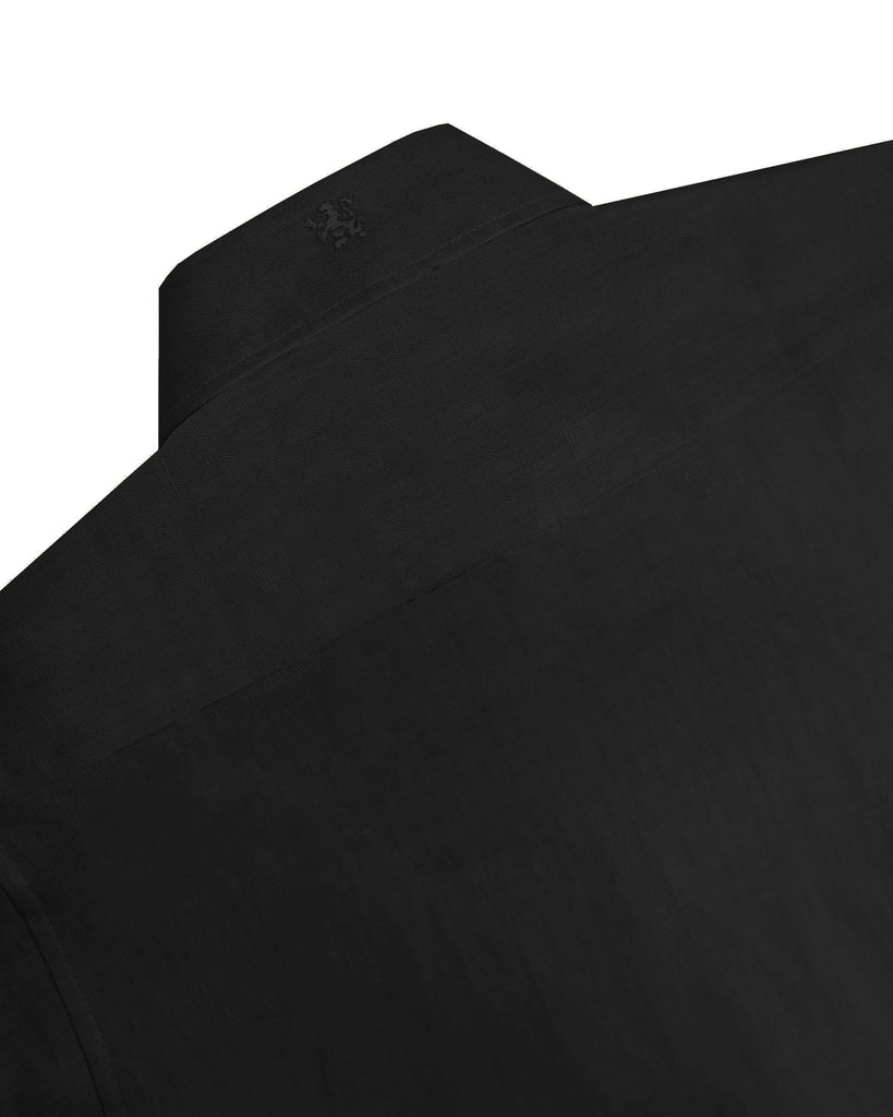 Manchester Junior Guayabera de Lino Manga Larga Vista Trasera de Cuello en Negro