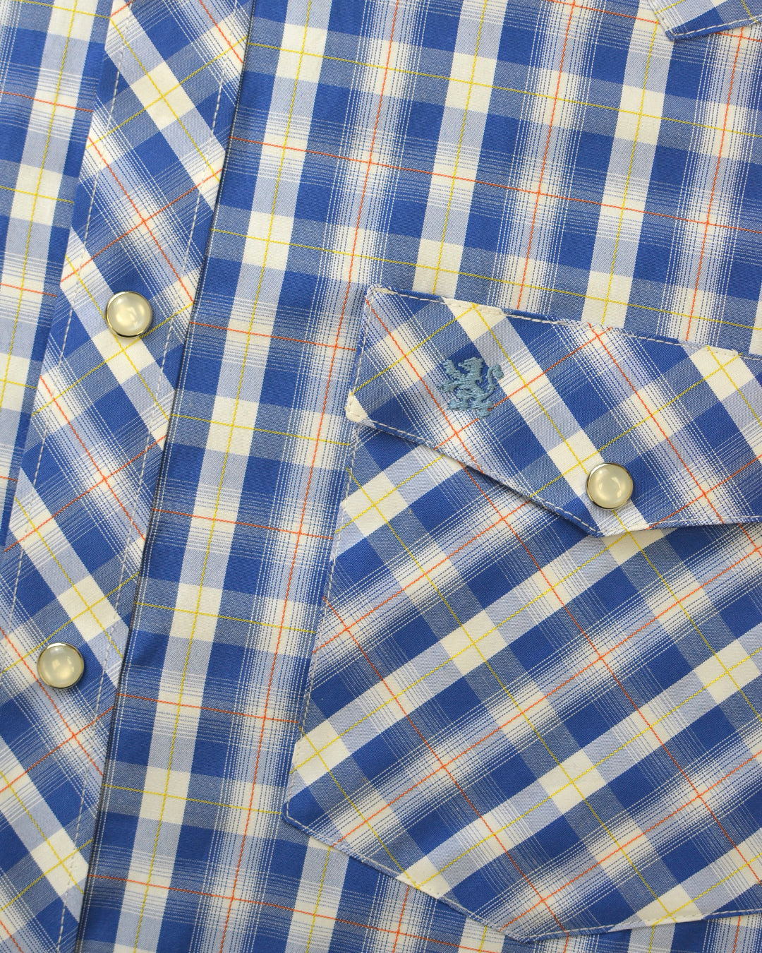 Detalle de botones de presión snaps en camisa vaquera