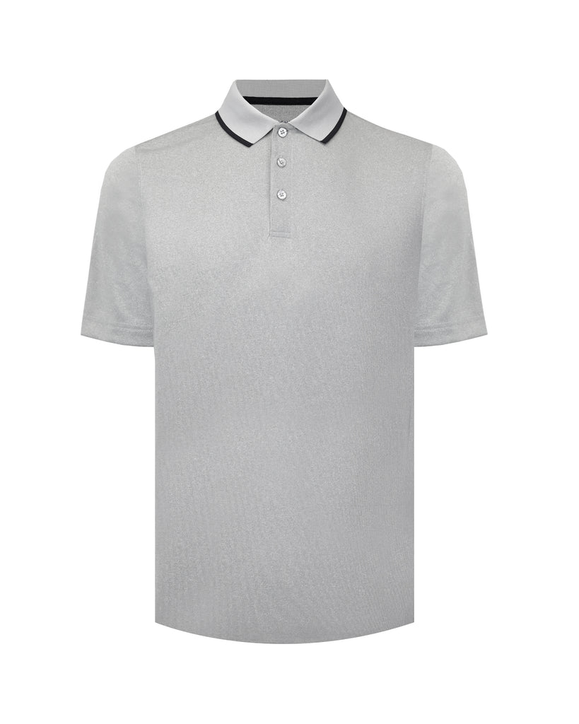 Camisa deportiva tipo polo gris claro, tela Cool Free que permite transpiración y comodidad en climas cálidos