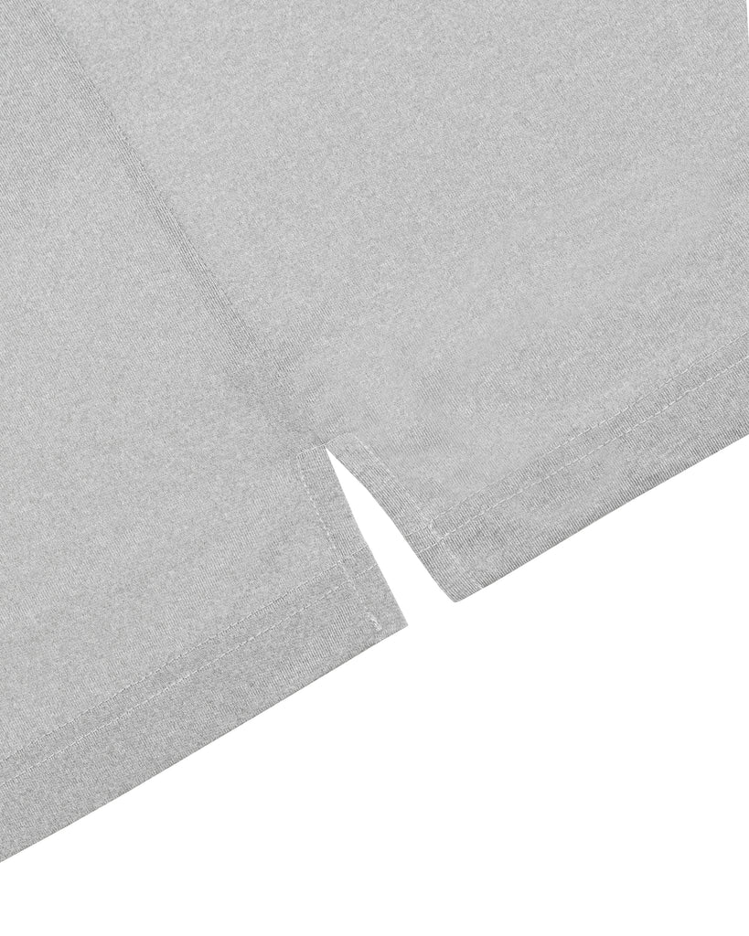 Detalle de playera polo gris claro con tela fresca y diseño funcional, perfecta para días activos