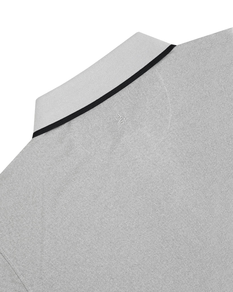 Camisa polo gris claro con espalda amplia y tela Cool Free, perfecta para actividades físicas
