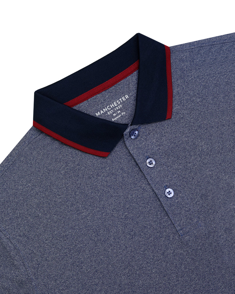 Playera tipo polo deportiva gris marino con tres botones, cuello azul y franja roja