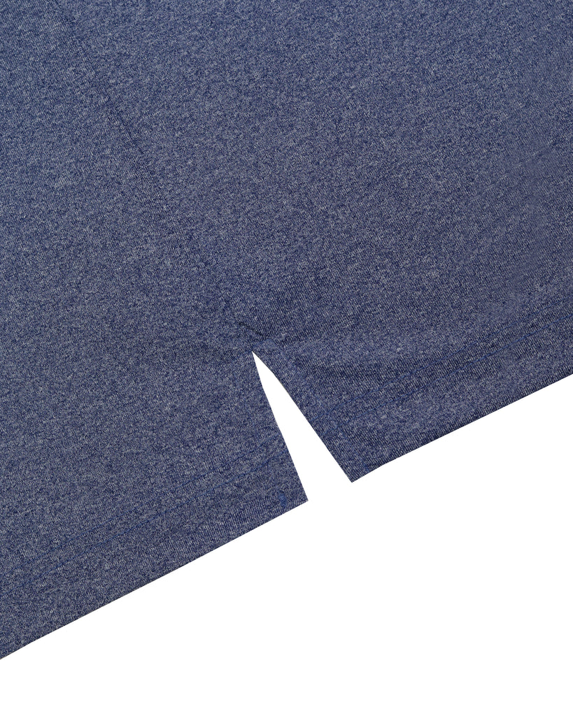 Detalle camisa tipo polo azul con cuello azul marino y rojo, diseño fresco y cómodo para hombres activos