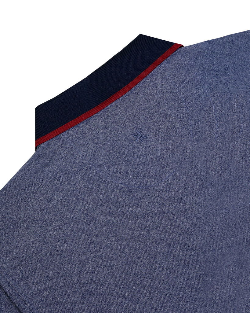 Espalda cuello polo deportivo azul jaspe con diseño de cuello contrastante, tela fresca, ideal para hombres que buscan comodidad y estilo