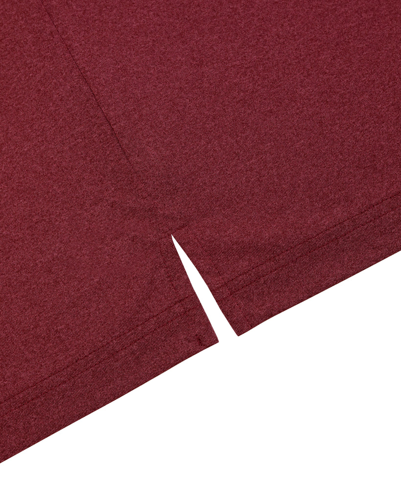 Detalle polo rojo para hombre con tela Cool Free, diseño cómodo y fresco para actividades al aire libre.