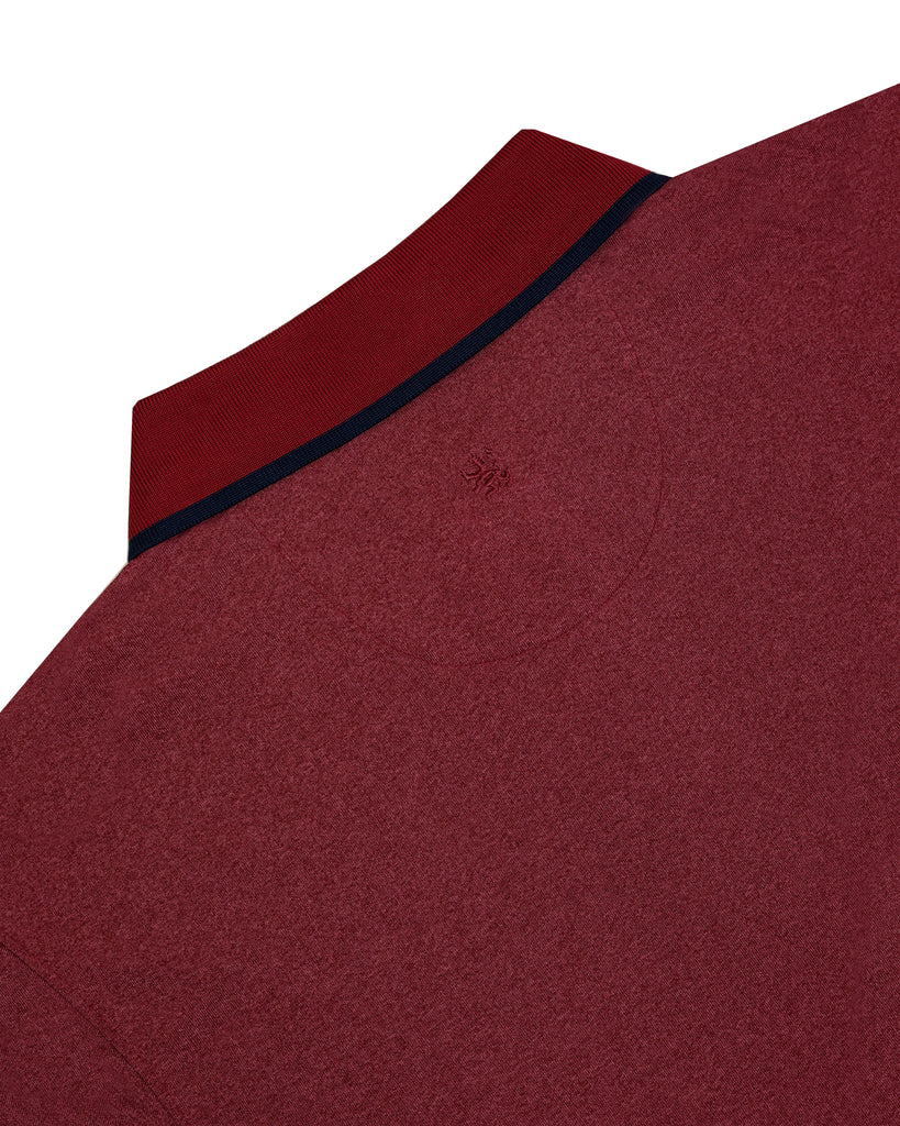 Camisa polo roja con espalda lisa, diseño clásico y tela Cool Free, ideal para eventos informales
