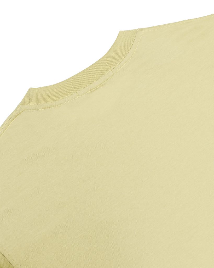 {"altText": "Manchester Polo en Paja Regular Fit Manga Larga Vista Trasera Cuello", "color": "PAJA", "url": "https://cdn.shopify.com/s/files/1/0762/6925/7013/files/1036-U_Paja_6.jpg?v=1705077354"}