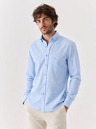 Manchester camisa casual de algodón y poliéster azul cielo de manga larga con cuello button down y bolsillo, en modelo, para hombre
