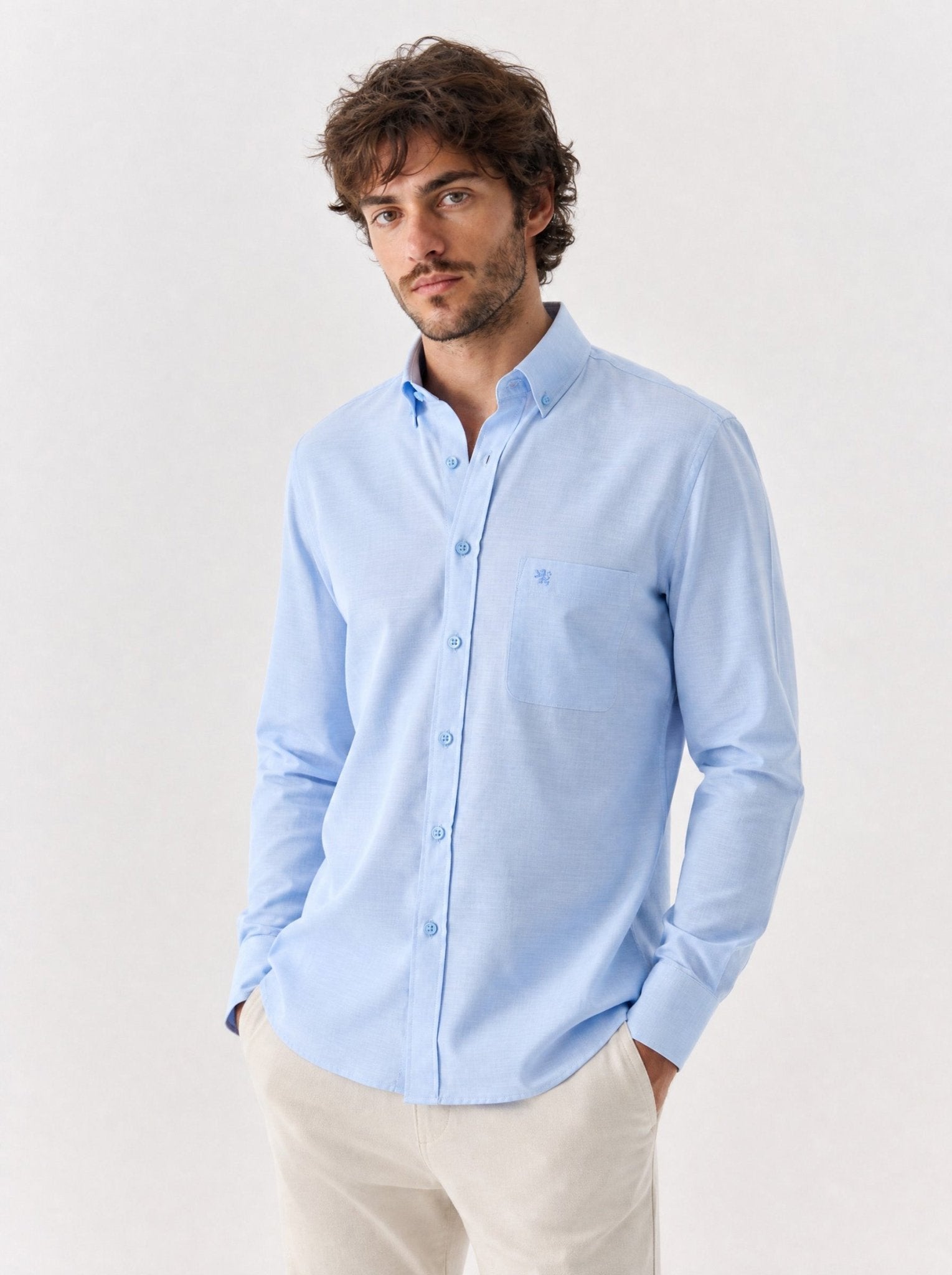 Manchester camisa casual de algodón y poliéster azul cielo de manga larga con cuello button down y bolsillo, en modelo, para hombre