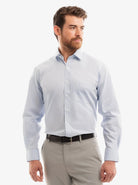 Manchester camisa de vestir con cuello ajustable y bolsillo azul cielo de manga larga, en modelo, para hombre