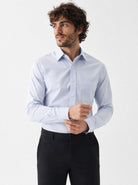 Manchester camisa de vestir slim fit azul cielo de manga larga con puño convertible, en modelo, para hombre