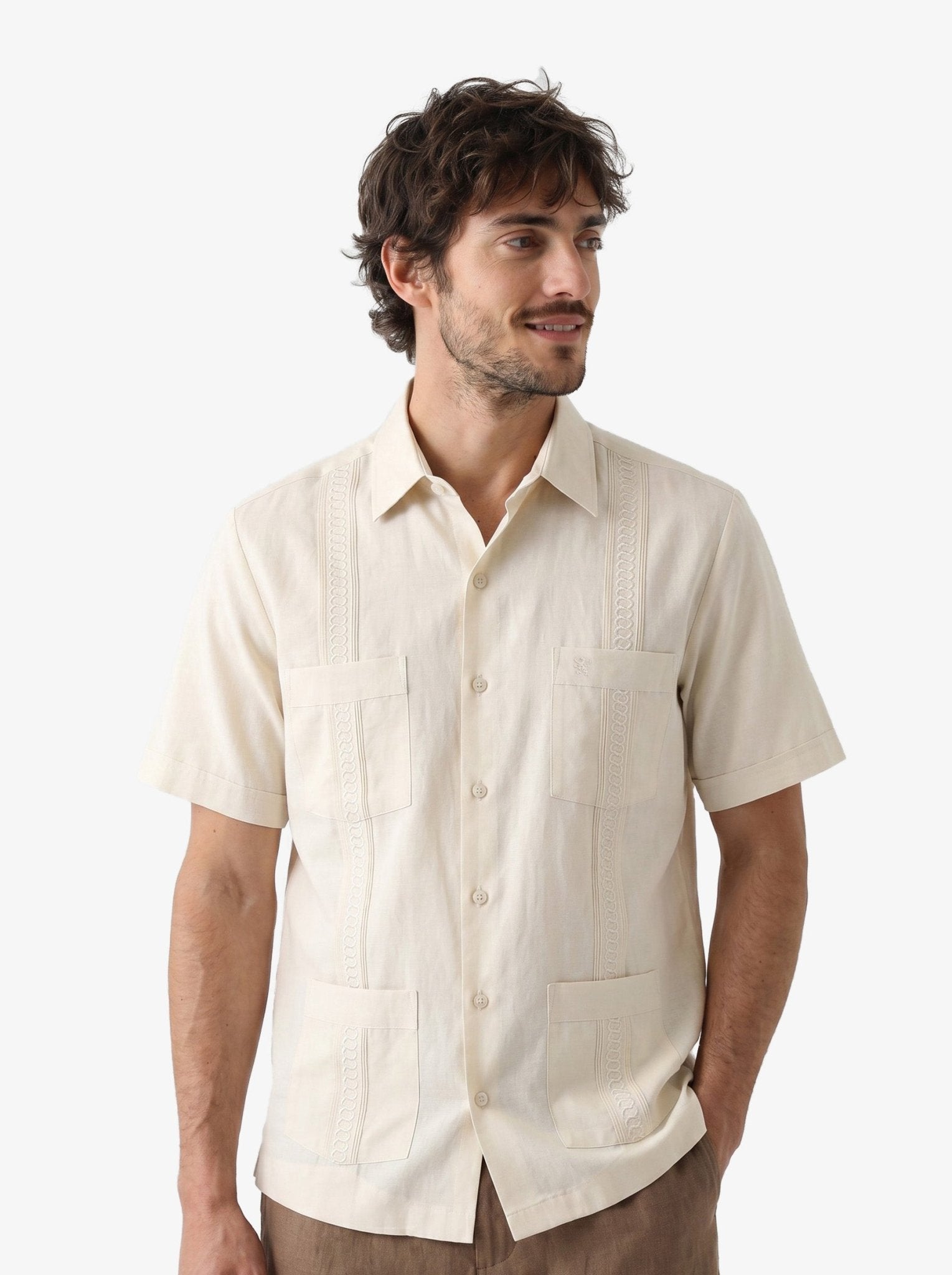 Manchester Guayabera Corta con Bordado de Circulos Cuatro Bolsas color arena para hombre