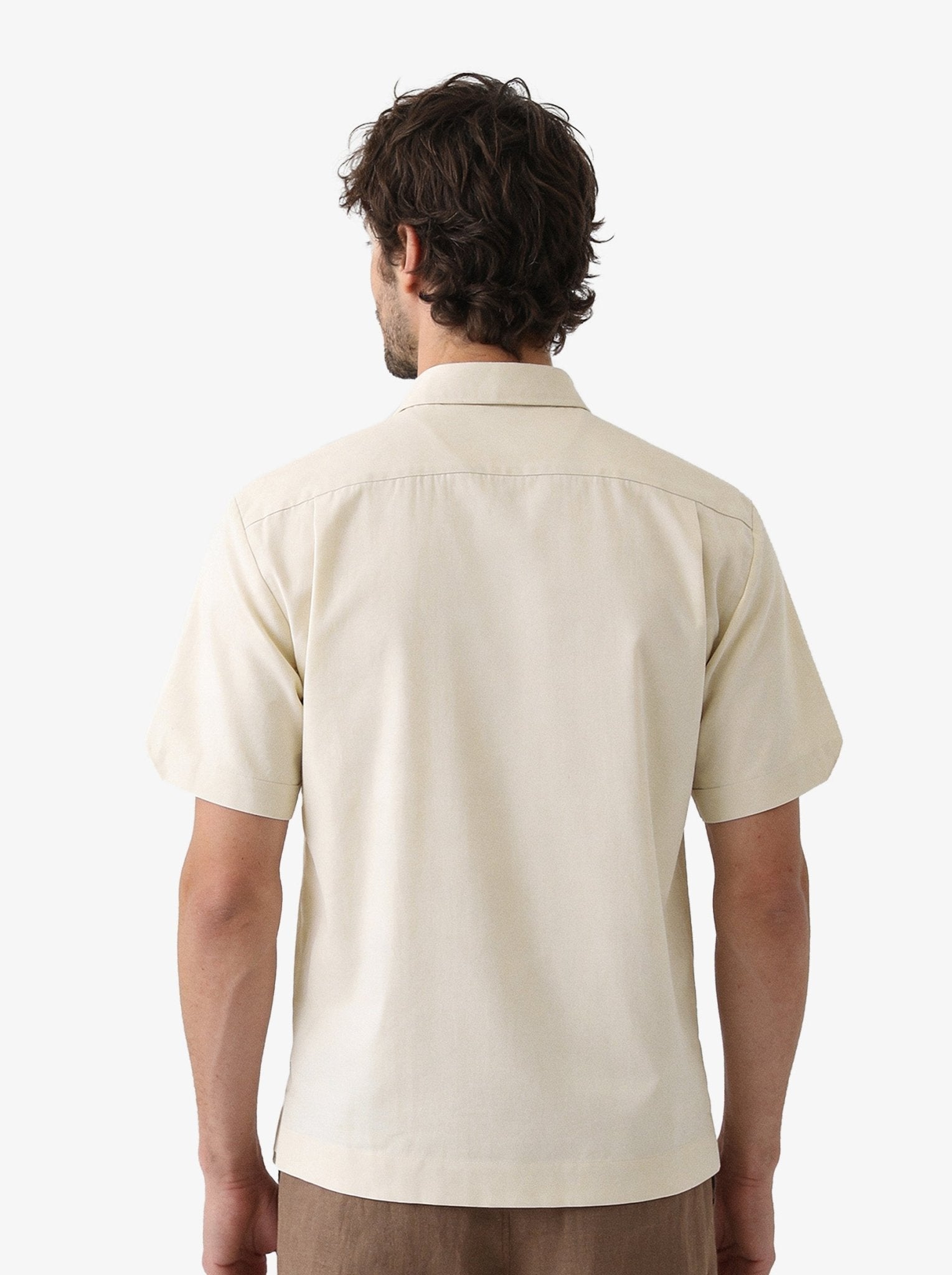 Manchester Guayabera Corta con Bordado de Circulos Cuatro Bolsas color arena para hombre