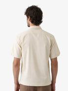 Manchester Guayabera Corta con Bordado de Circulos Cuatro Bolsas color arena para hombre