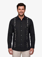 Modelo Manchester Guayabera Bordado Artesanal Floral Slim Fit para hombre
