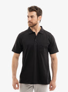Manchester playera tipo polo lisa negra de manga corta con bolsillo, en modelo de frente, para hombre