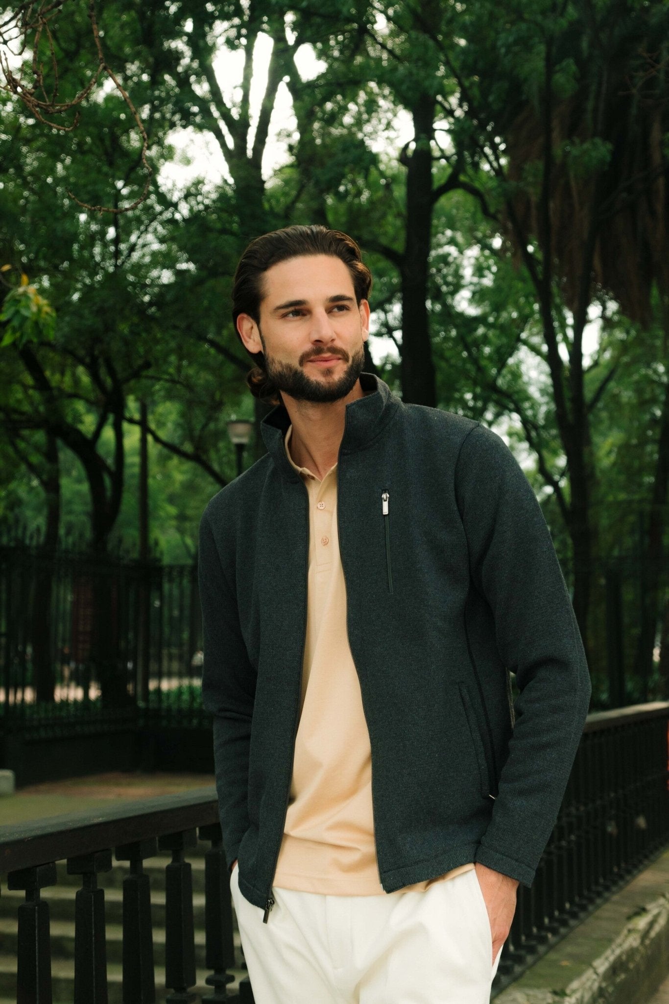 Manchester Chamarra con Zipper Cuello Mock, ideal para capas.